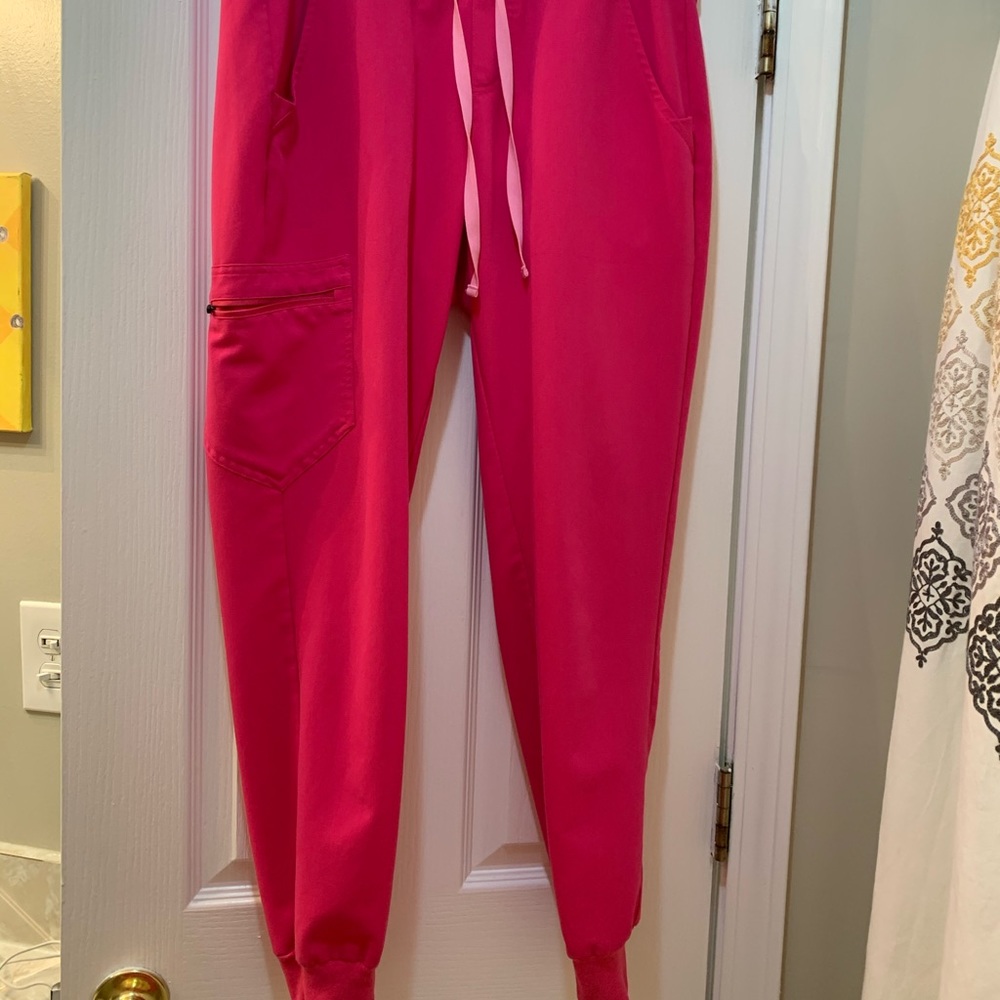 Figs Hot Pink  Zamora Jogger Scrub Pant (medium)